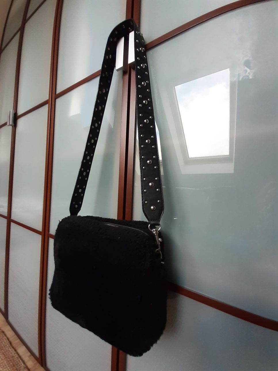 Czarna torebka z futra 28x20x9