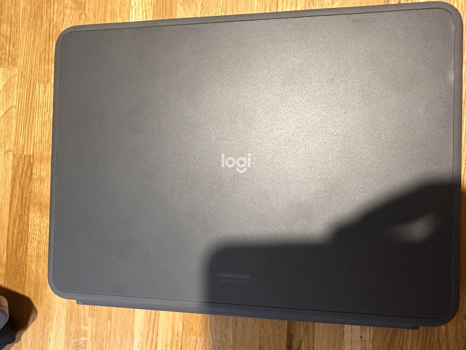 Logitech Combo Touch - klawiatura iPad Air 11" m3 m2 (2024) - JAK NOWA