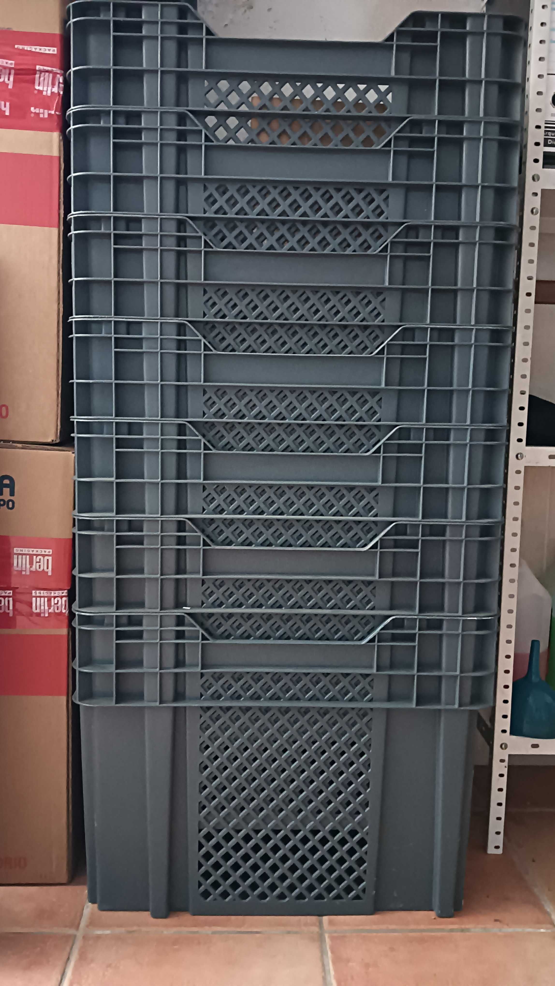 Caixas de plástico para arrumação e transporte em muito bom estado.