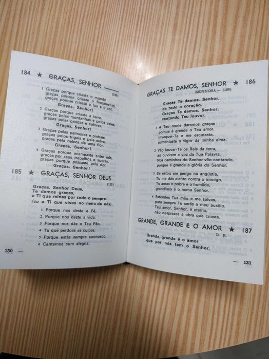 Pequeno livro de cânticos religiosos