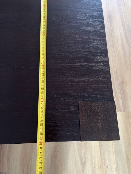 Stół drewniany do jadalni salonu