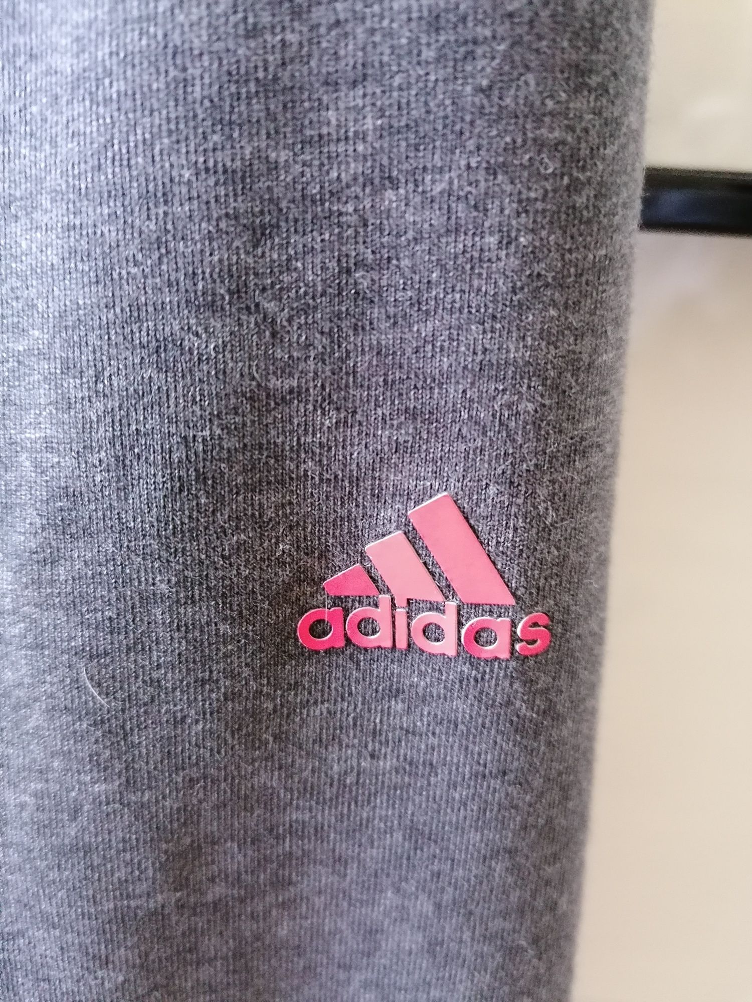 Dresy leginsy adidas. Szare z różowym