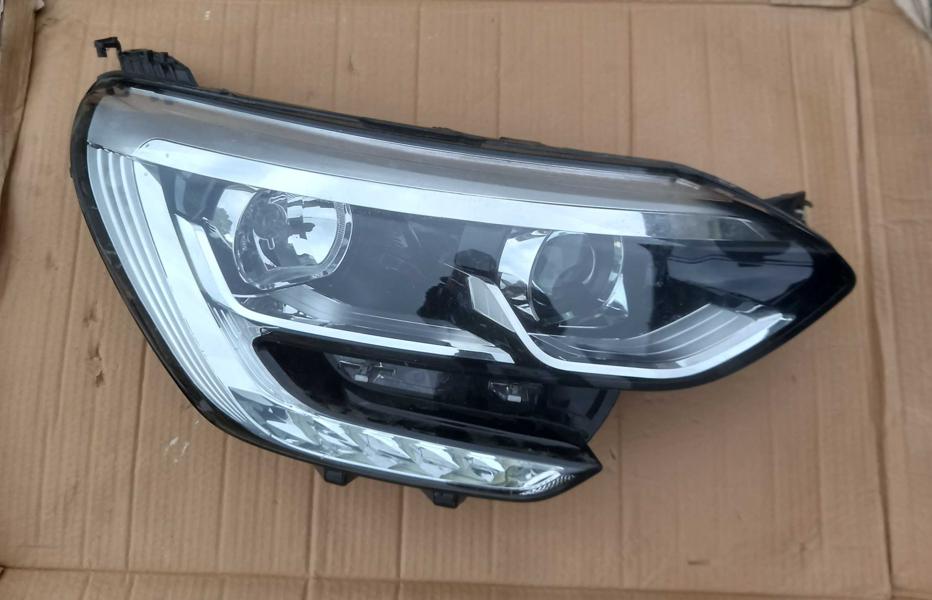 Renault Megane IV lampa prawa prawy przod