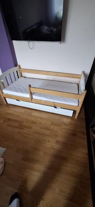 Łóżko, łóżeczko dziecięce drewniane bardzo dobry stan z materacem