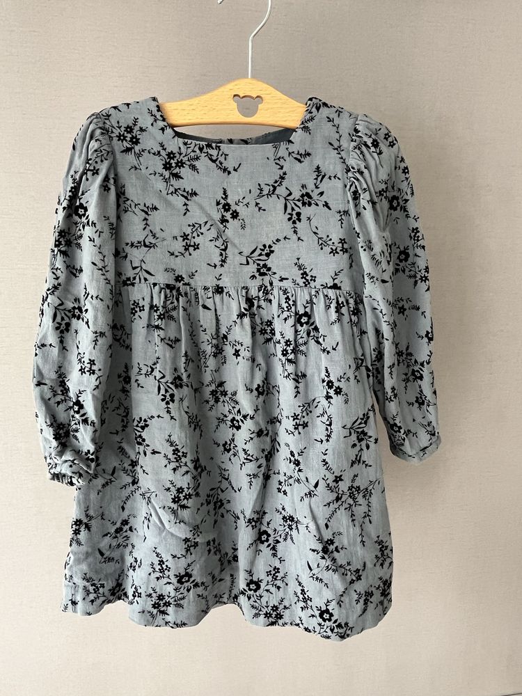 Vestido maravilhoso, com pormenores em veludo