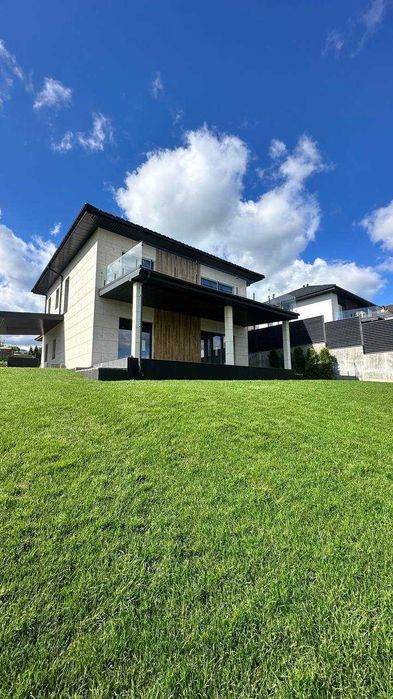 Просторий будинок в Лісниках з панорамним видом — мальовниче місце!