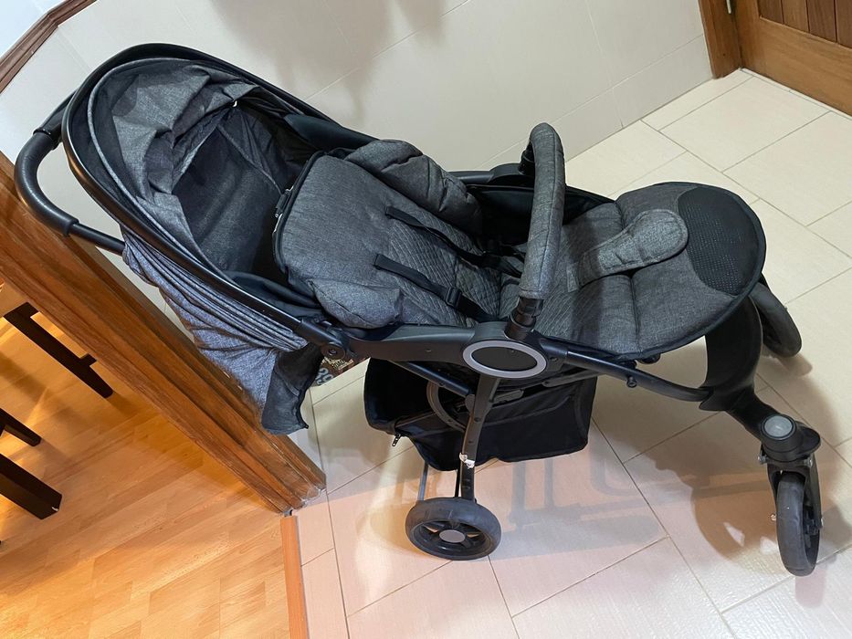 Carrinho de bebê com ovo