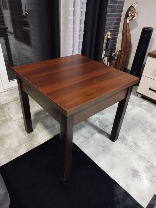 Stolik kawowy 60x60x60 cm – solidny, ciemne drewno