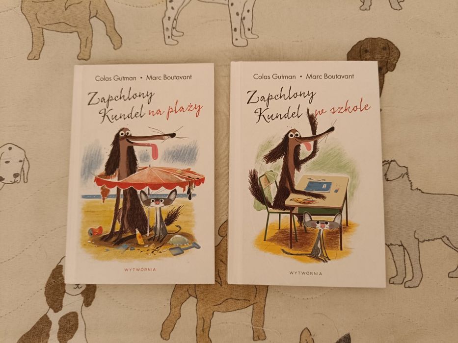 Zapchlony kundel na plaży i w szkole