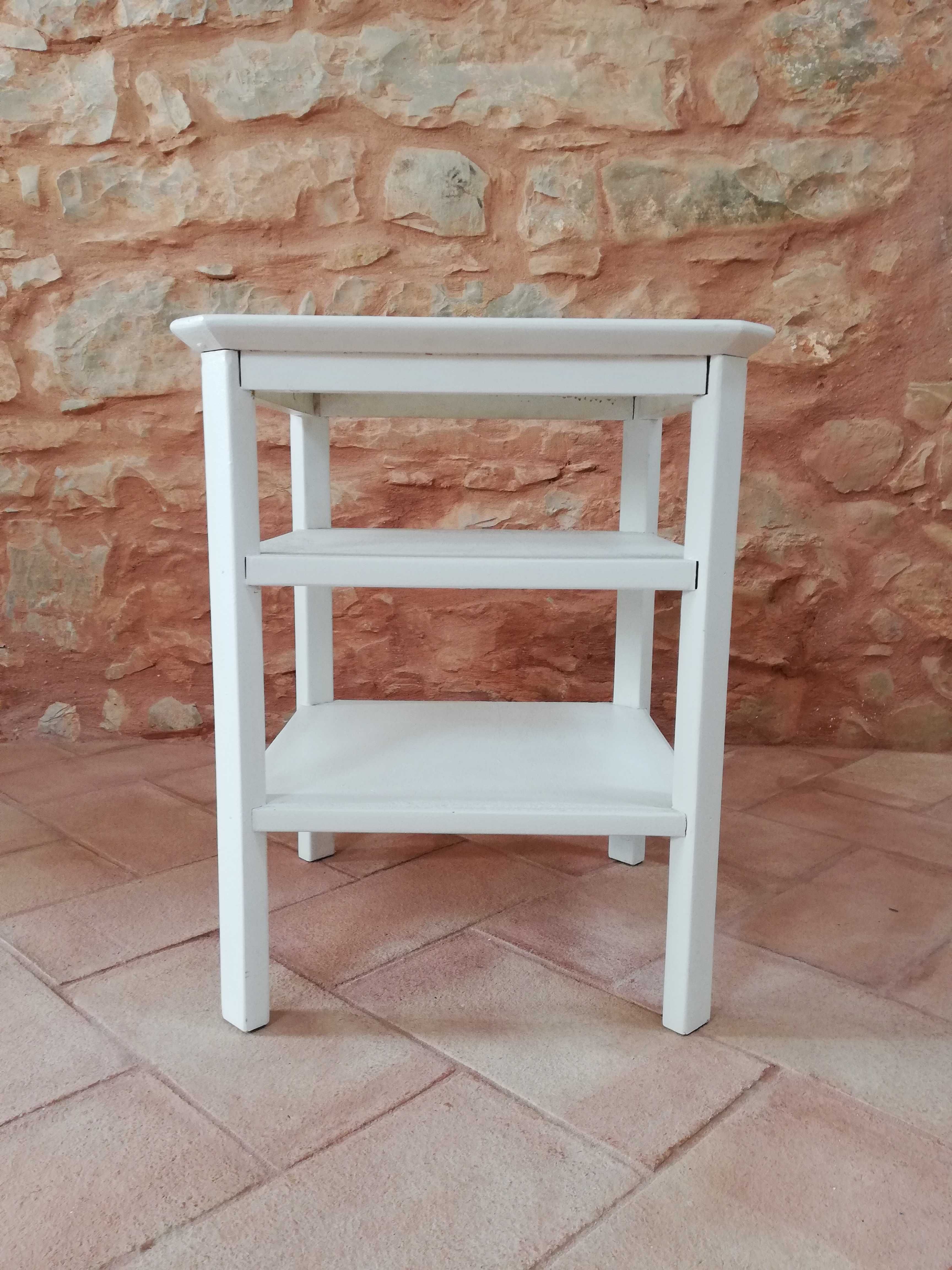 Pequena mesa de apoio em madeira branca - small table in white wood