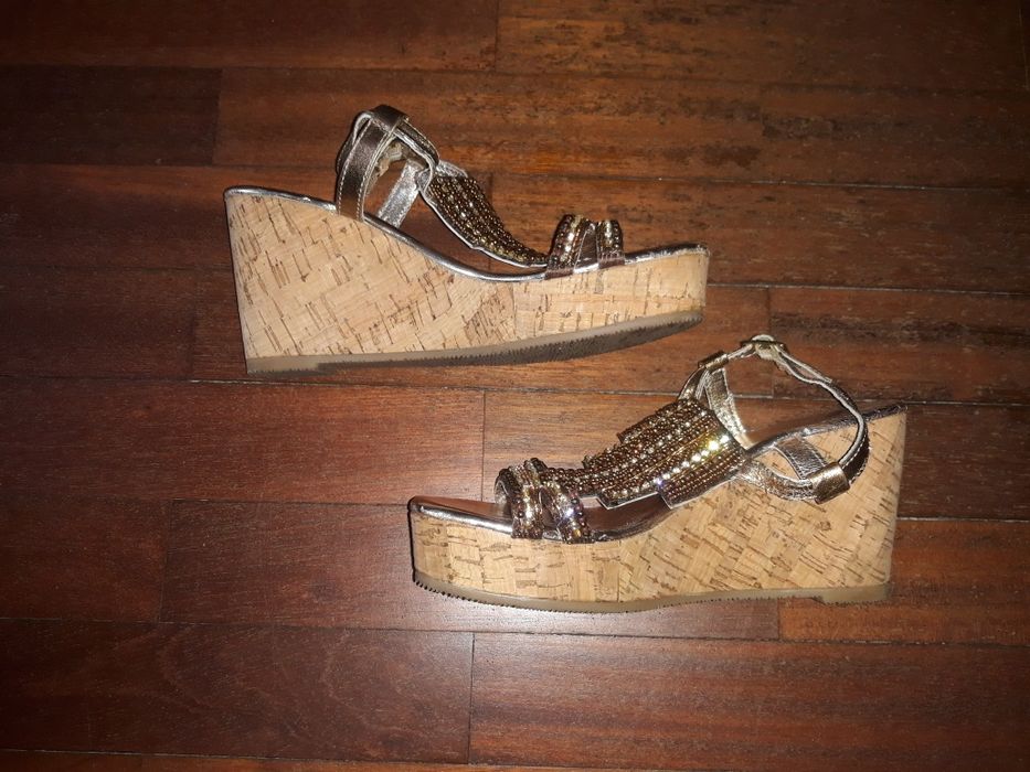 Sandalias em cunha como novas