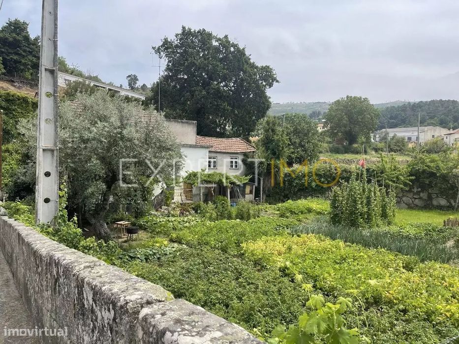 Moradia para habitação, com terreno, situada em São Paio, muito...