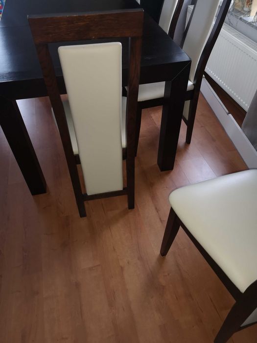 Sprzedam rozkładany, drewniany stół z 6 krzesłami