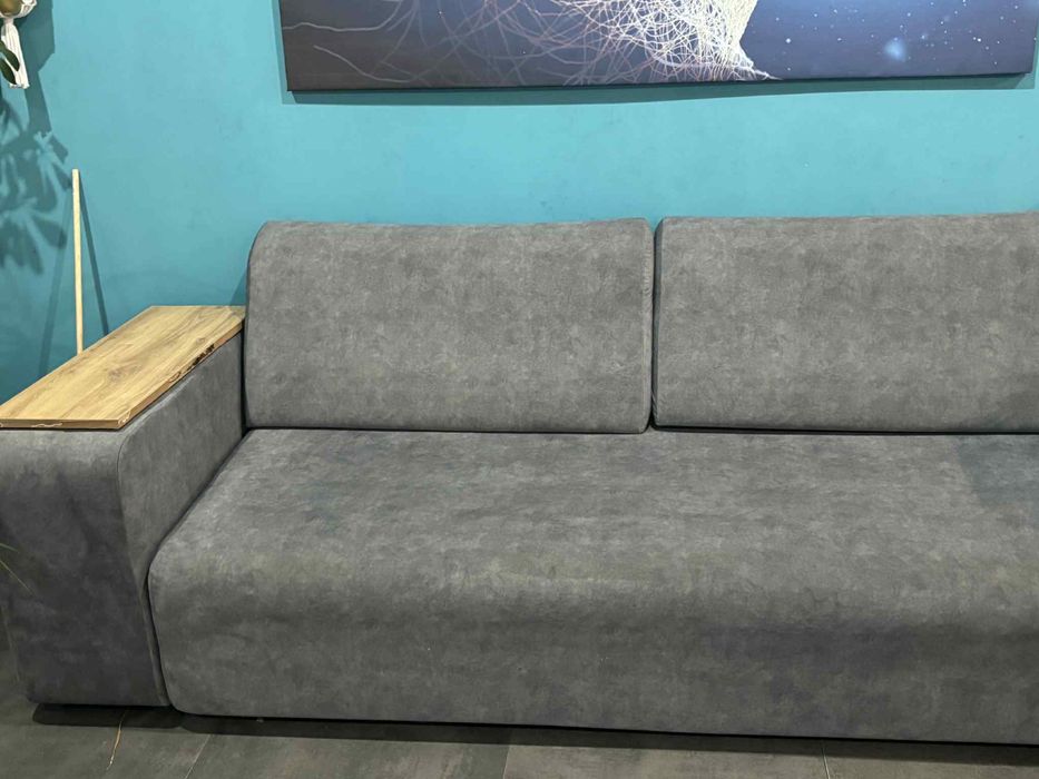 Sofa z pufą półkami i funkcją spania