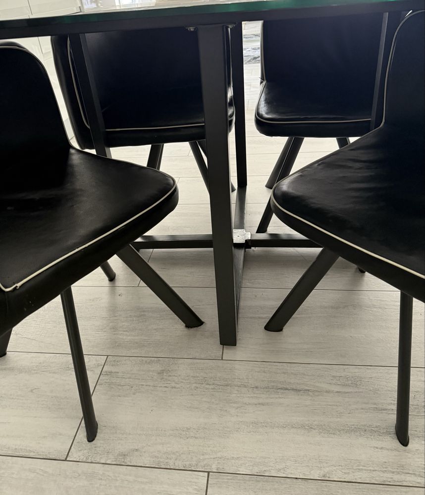 Mesa e camas de solteiro