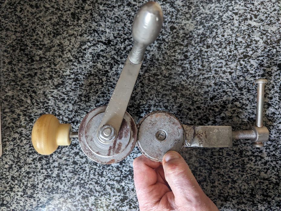 Ключ-машинка для вирівнювання кришок для консервації