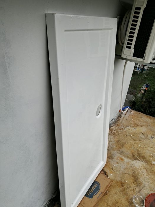 lavatório (ou pia) e uma base de duche