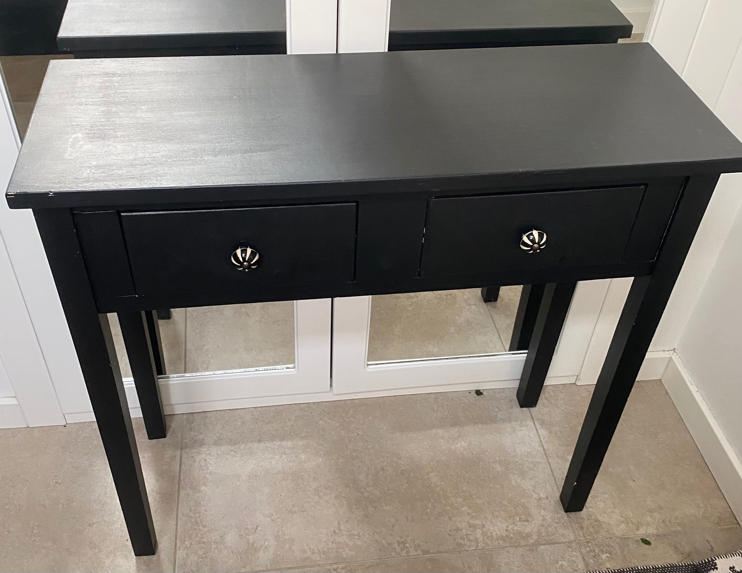 Mesa consola preta com duas gavetas
