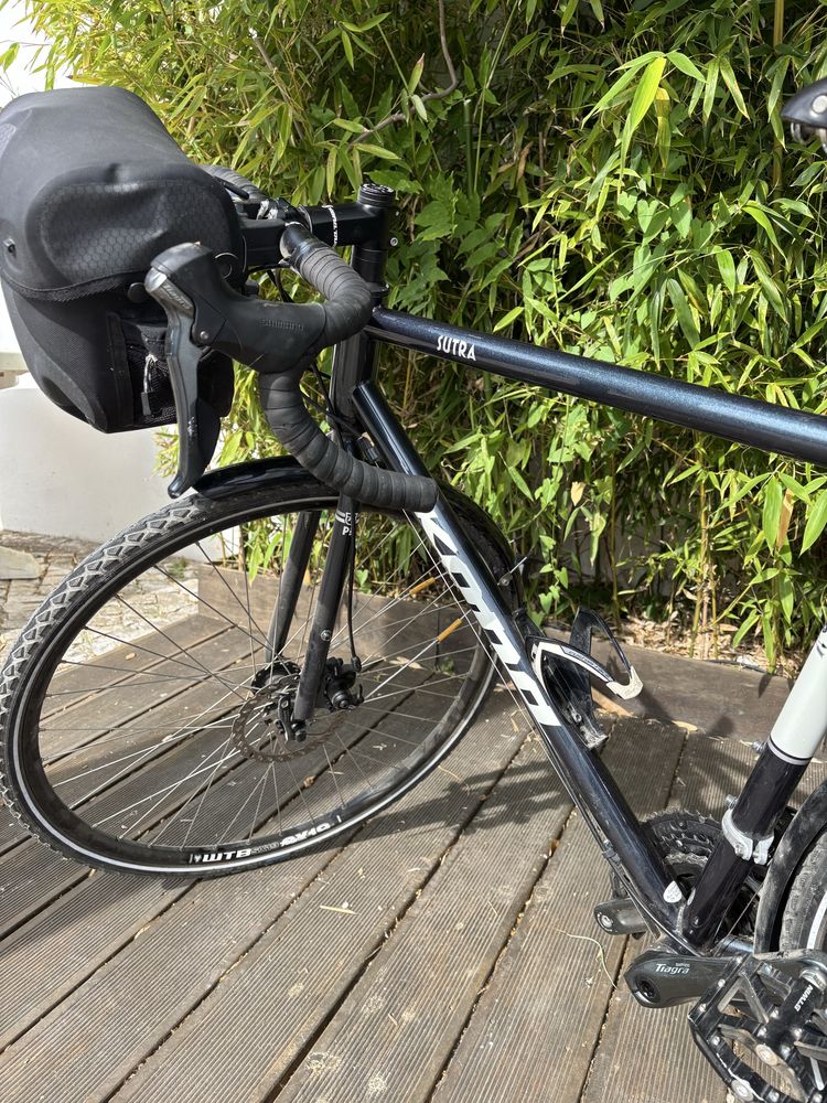 Bicicleta de touring equipada alforges