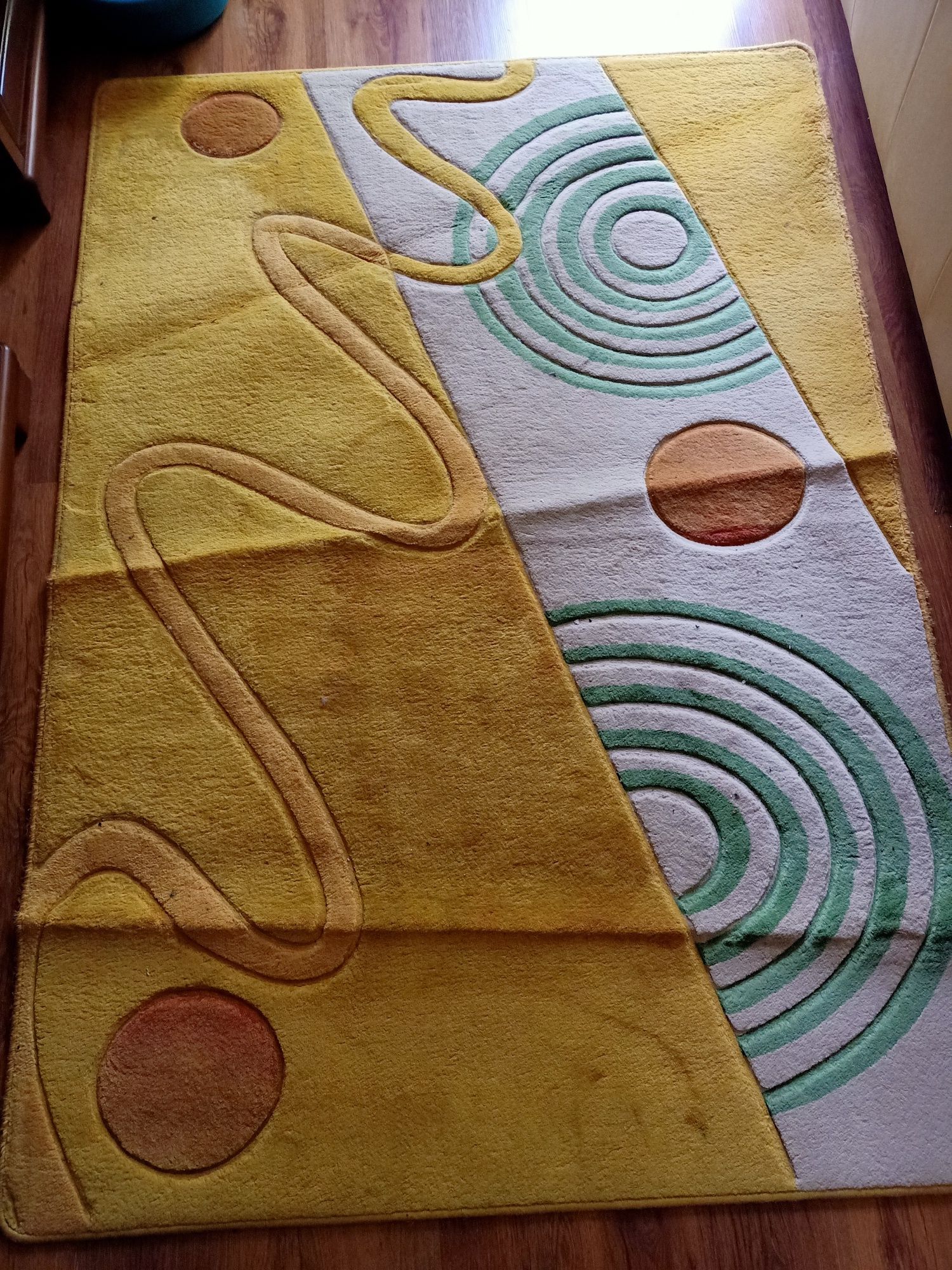 Kolorowy dywan w geometryczne wzory