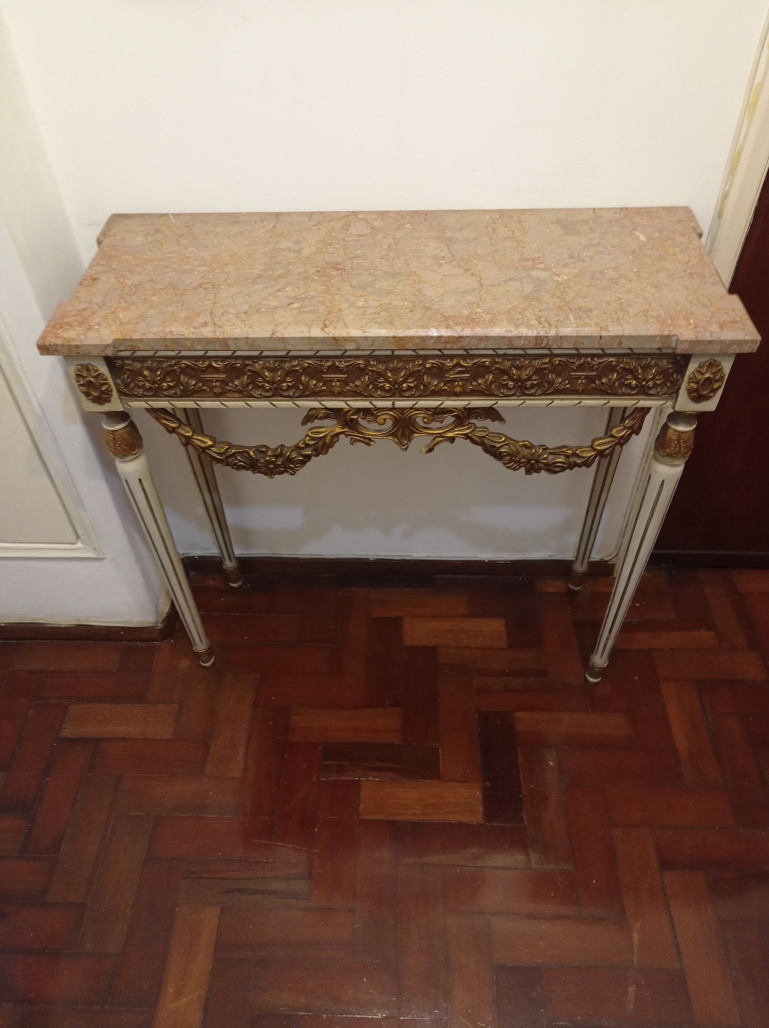 Conjunto de mesa e espelho de entrada.