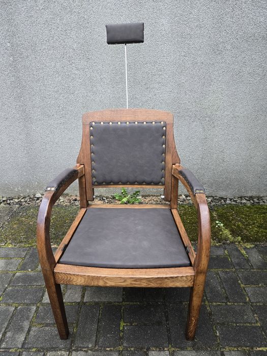 Stary fotel fryzjerski z początku XX wieku po renowacji