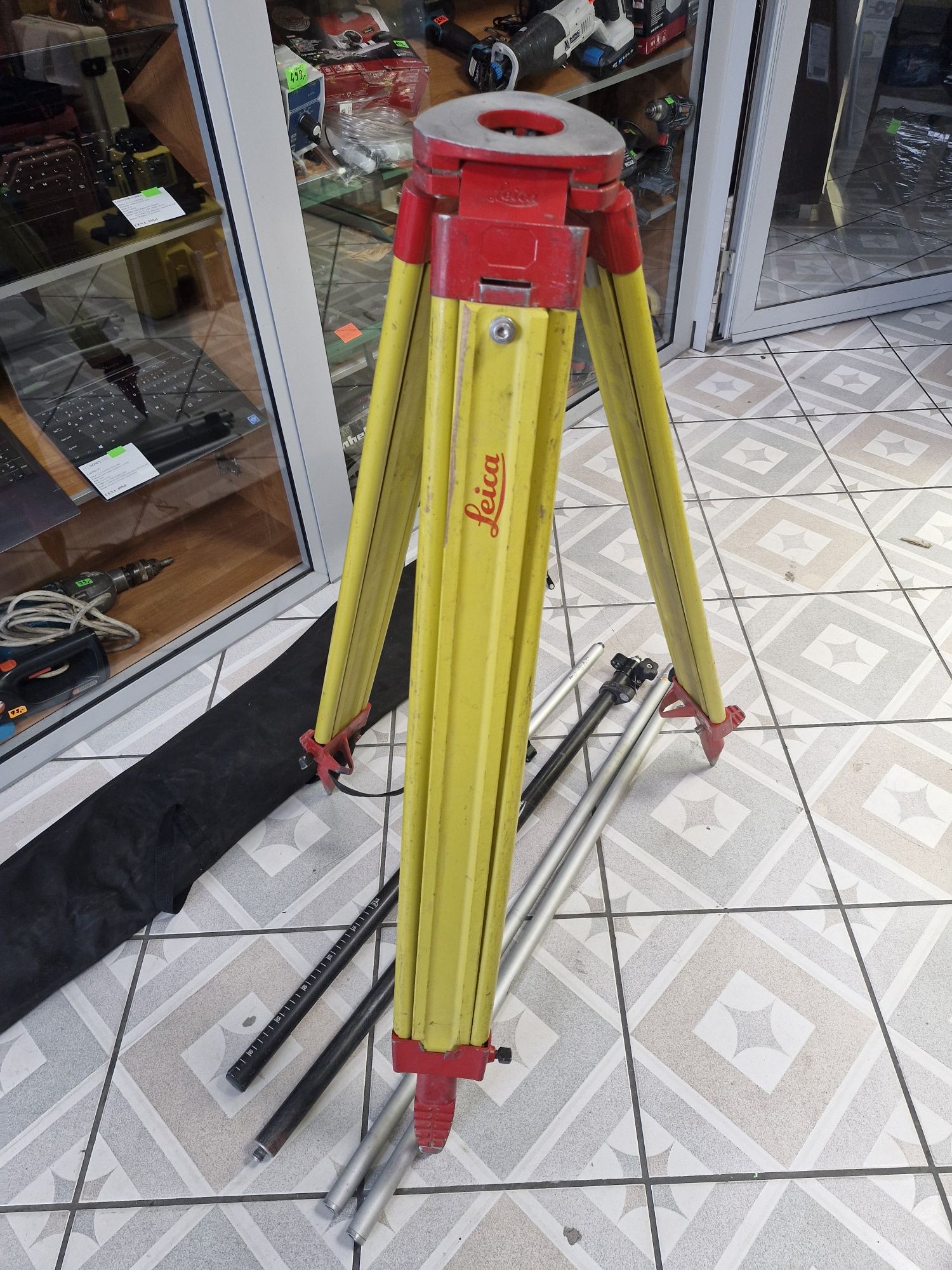 Niwelator laserowy Leica Rugby 680 +statyw, tyczka/łata