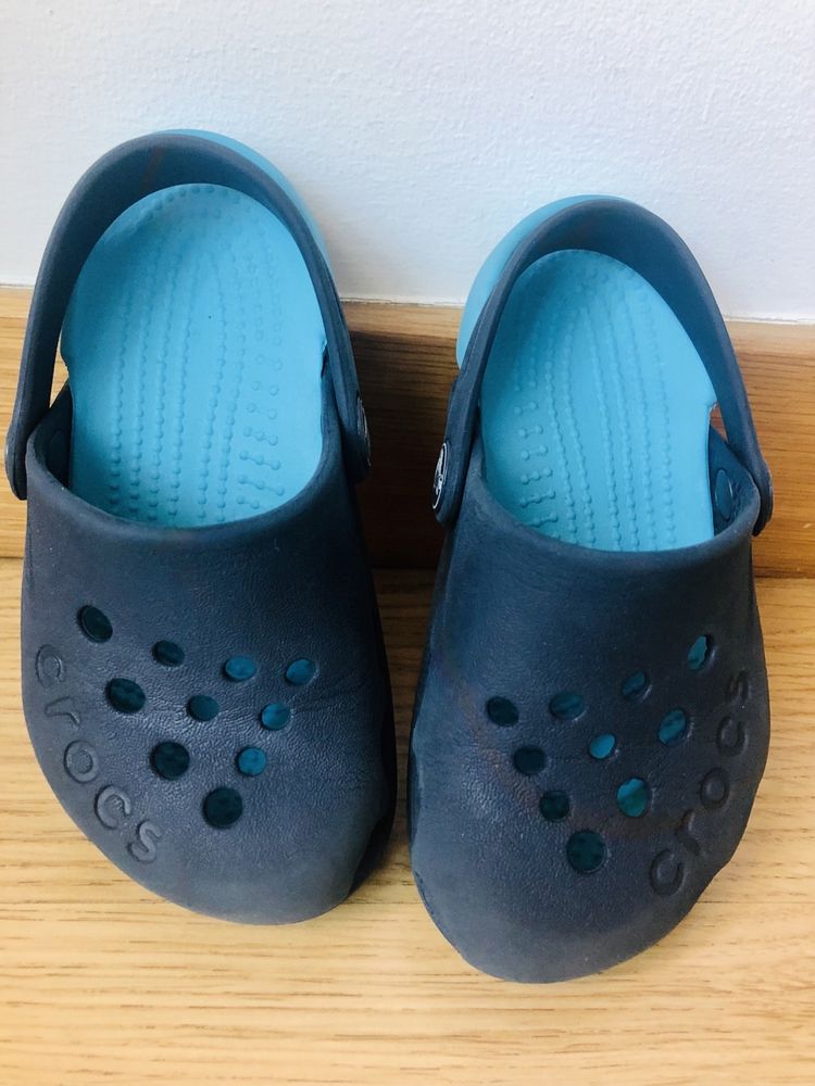 Crocs c8 azul marinho e azul claro