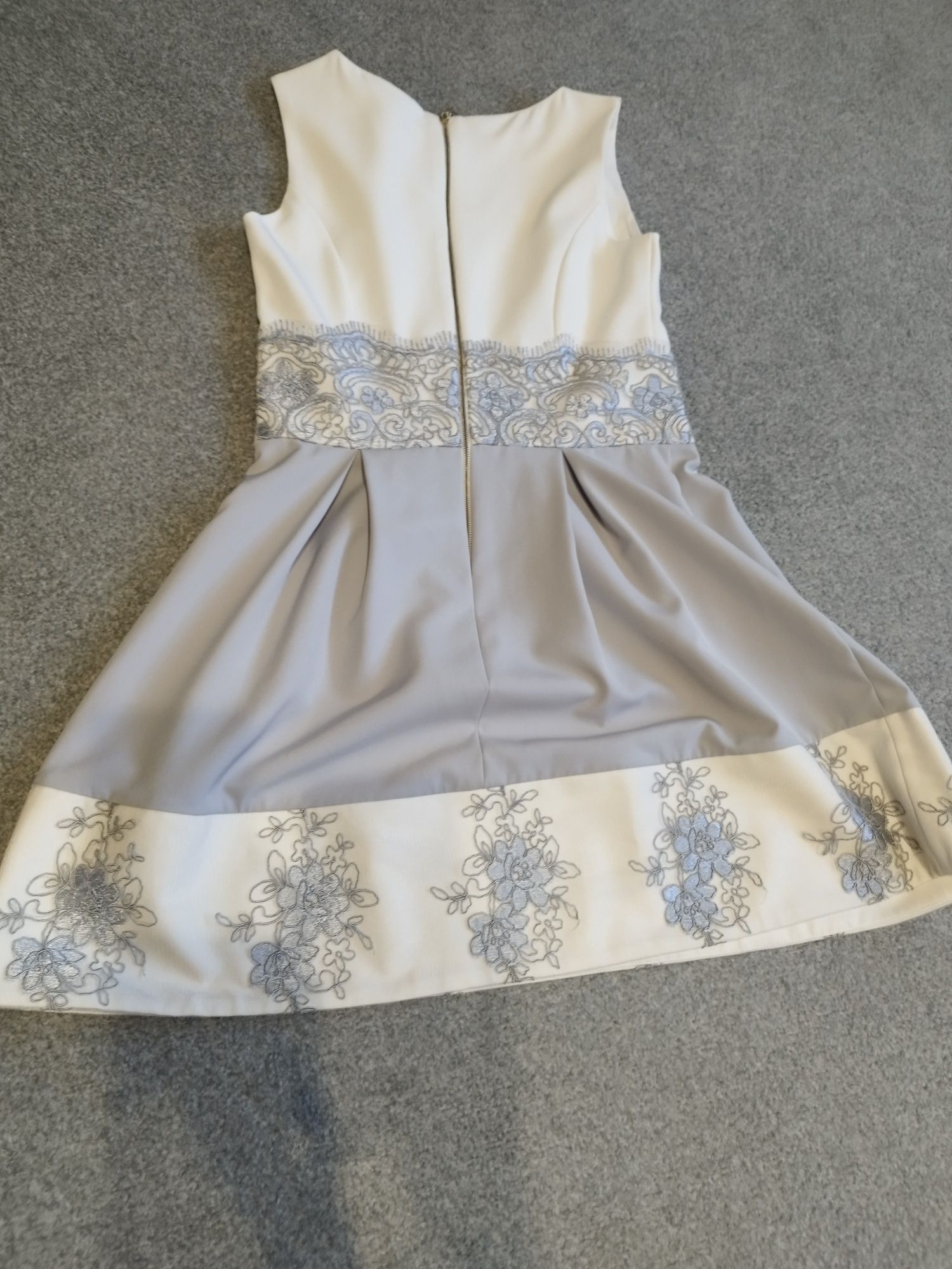 Sukienka rozkloszowana biało-szara rozmiar M
