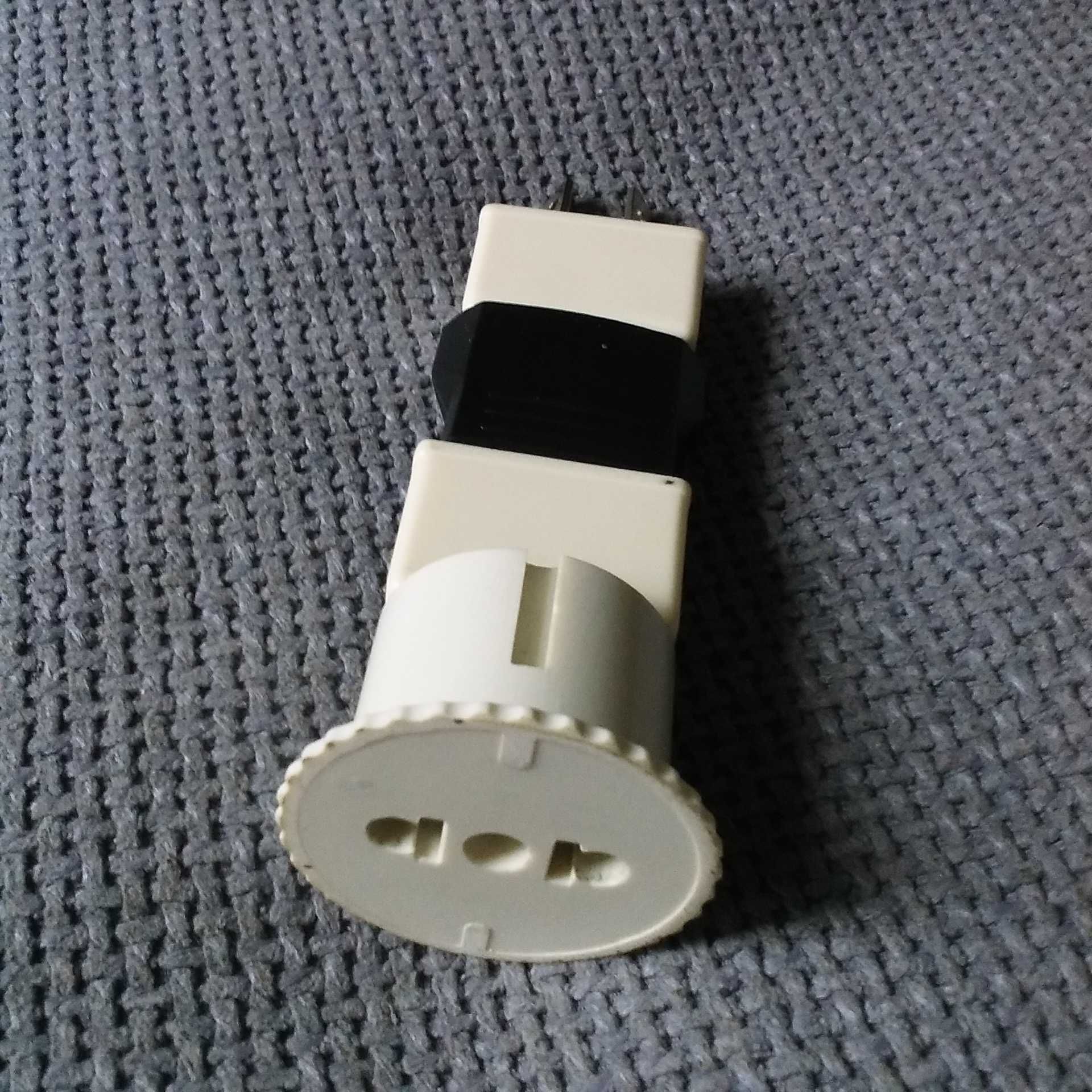 Adapter wtyczek do kontaktu