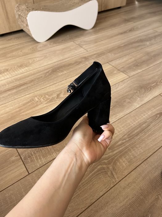 замшеві туфлі на каблуці