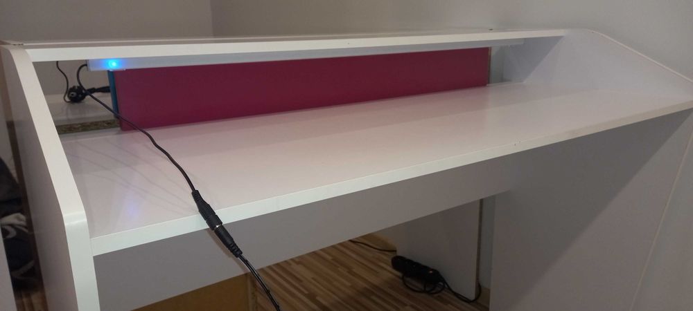 Biurko biało różowe młodzieżowe z podświetleniem led