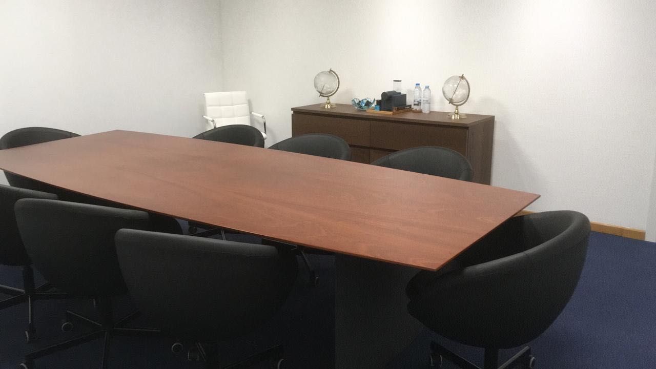 Magnífica mesa de sala de reuniões de 3 metros por 1,20.