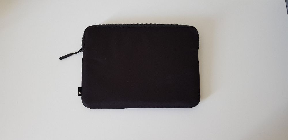 12-calowy futerał Incase Compact Sleeve z lotniczego nylonu na MacBook