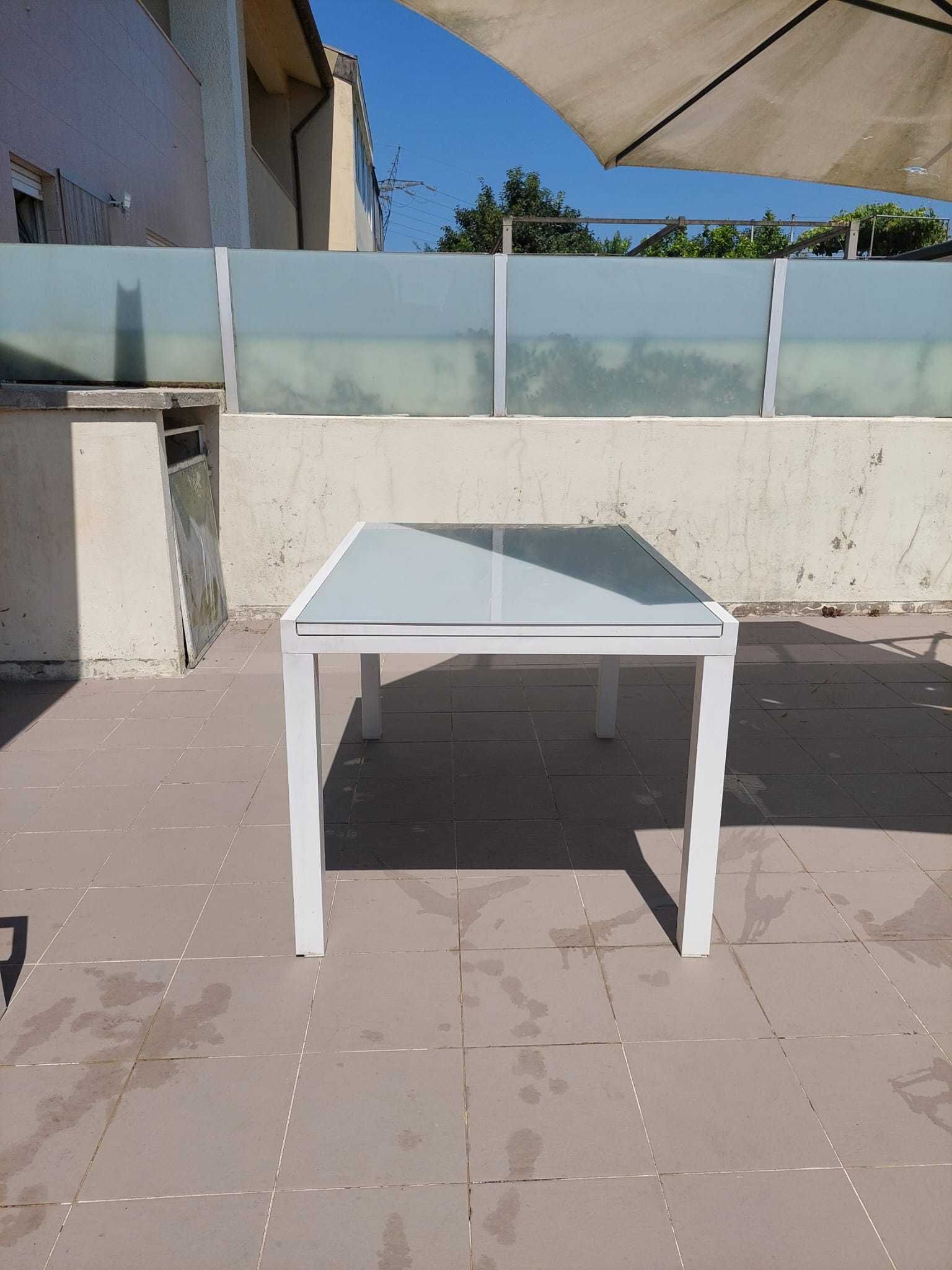 Conjunto Mesa + Cadeiras Exterior + Guarda Sol