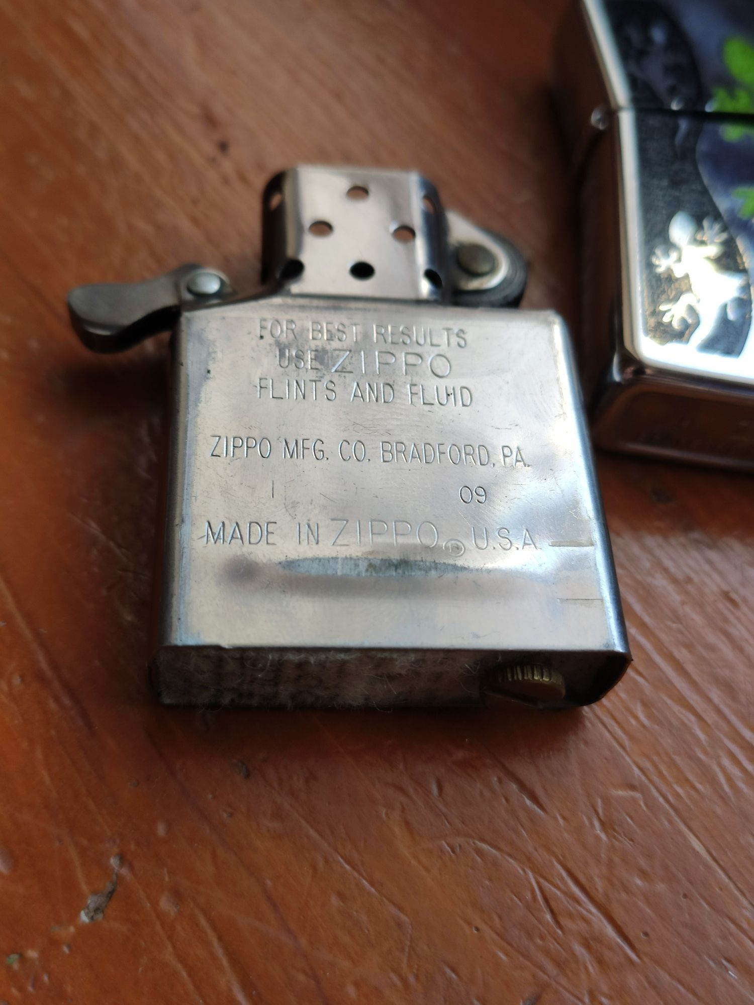 Зажигалка с ящерицей Zippo