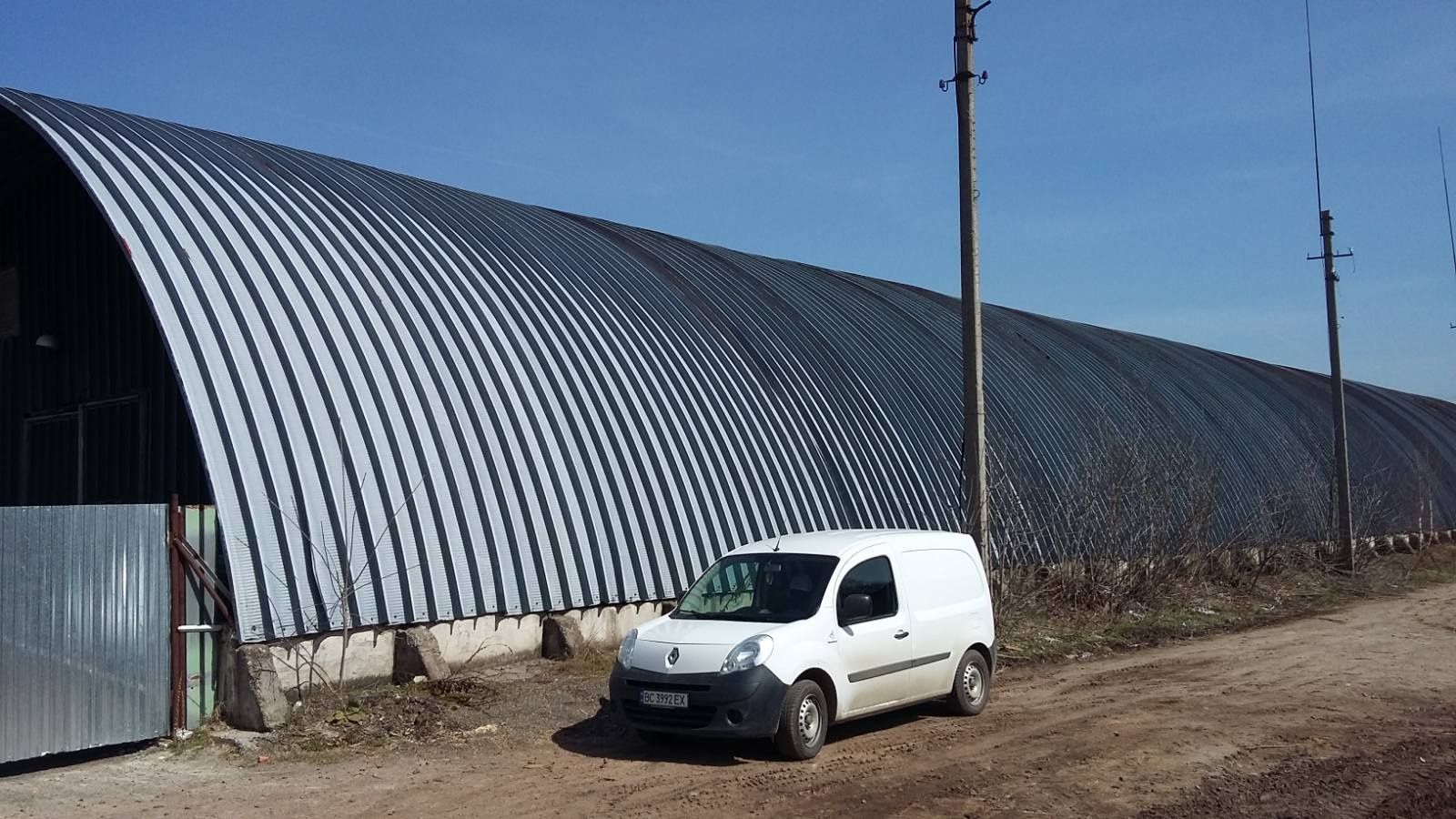 Ангар на обїздні дорозі Львова