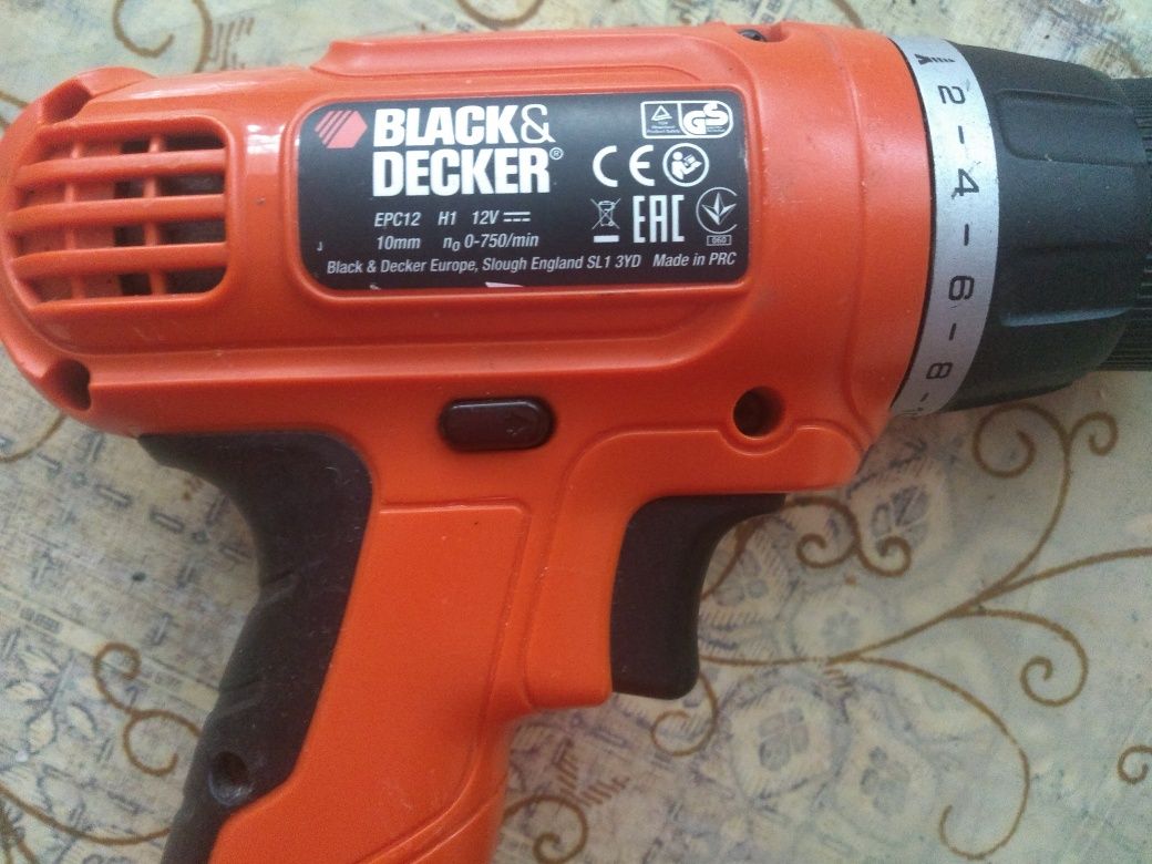 Шуруповерт Black & Decker 12V Li-ion