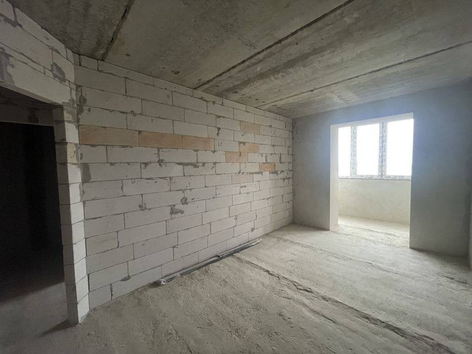 Просторий 1-кімнатний сирець на здачі