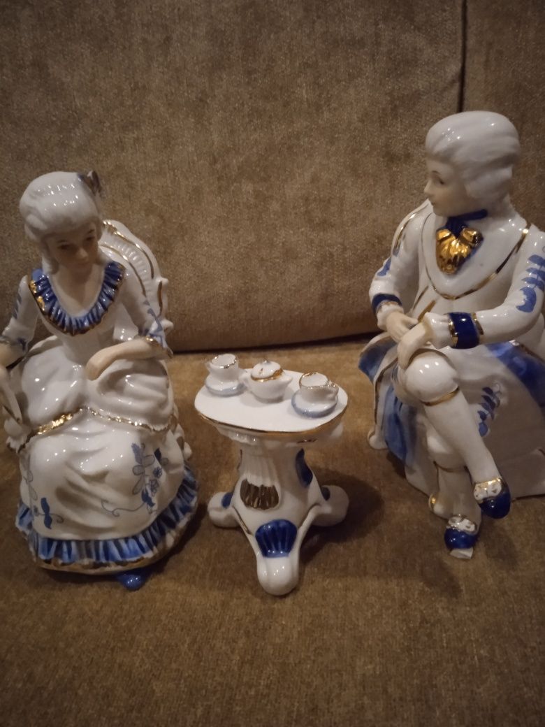 Porcelanowe figurki wiktoriańskiej pary przy herbacie