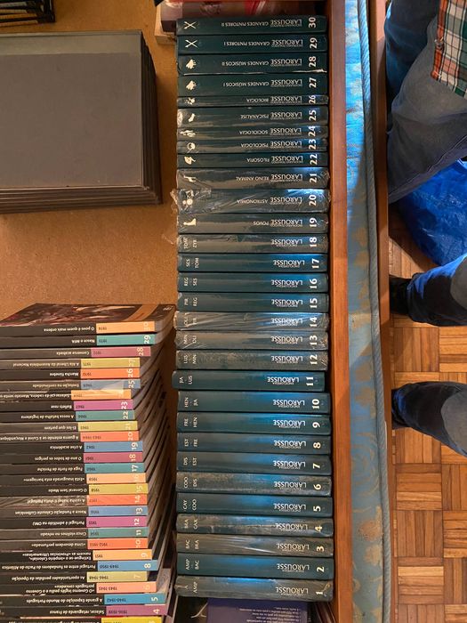 Enciclopédia Larousse 30 volumes . Novos dentro das embalagens