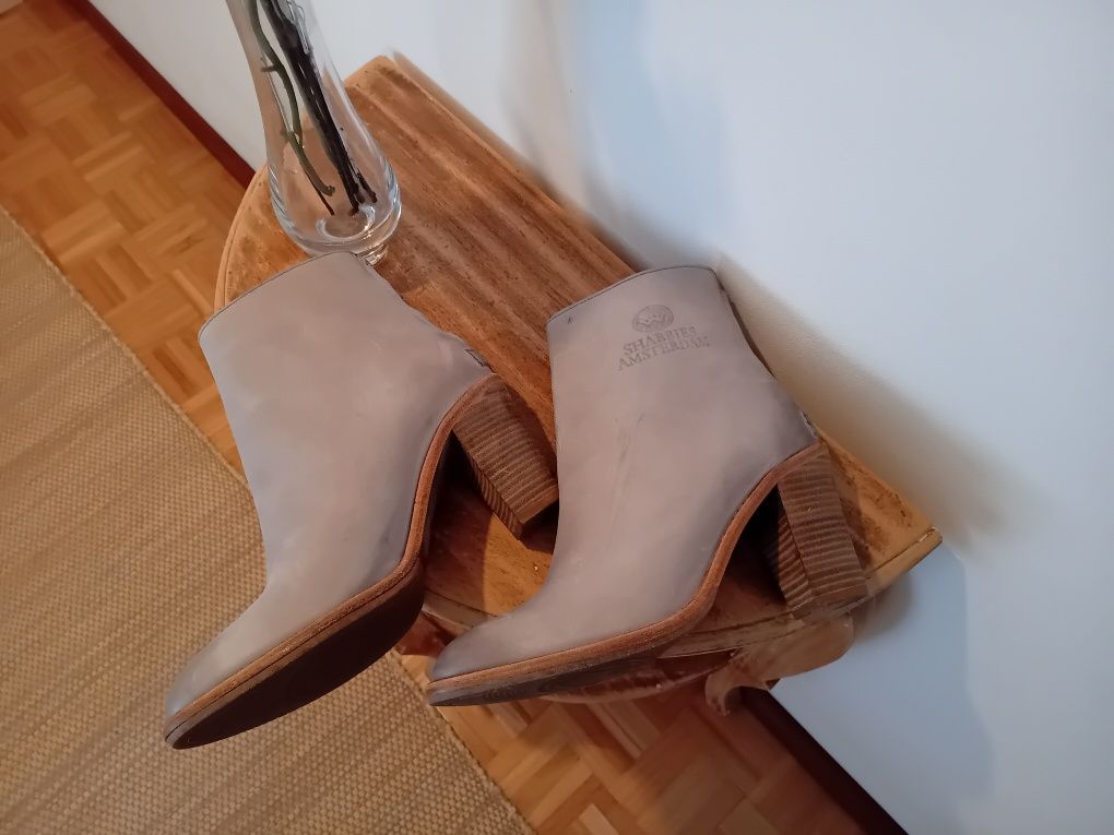 Bota em pele ,cor cinzento