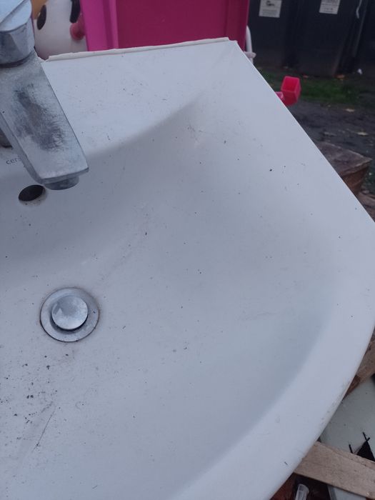 Umywalka łazienkowa naszafkowa