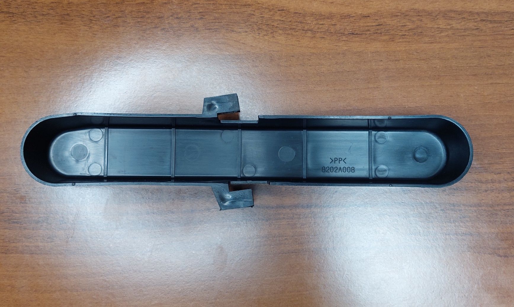 Крышка аккумулятора Mitsubishi 8202A008