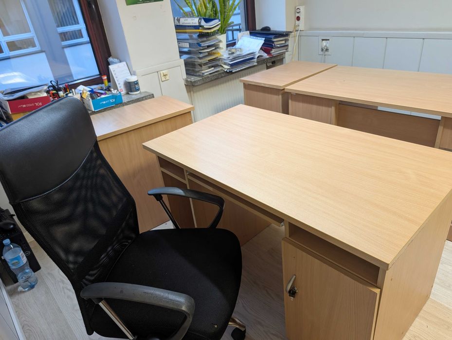 Oddam dwa biurka dwa krzesła i dwie szafki do biurek.