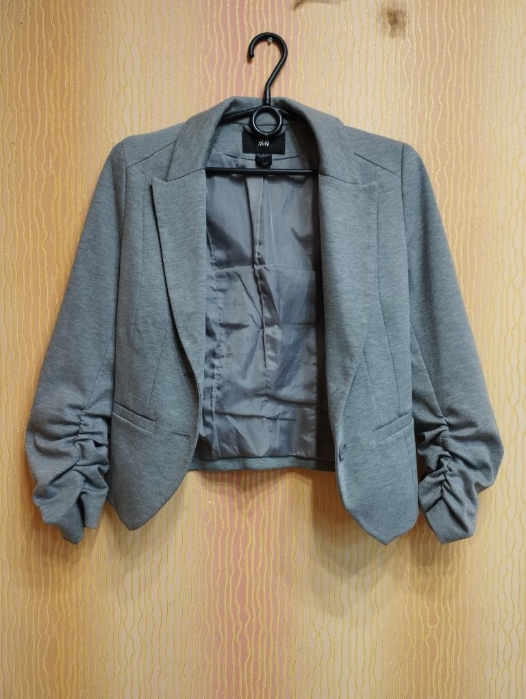 Серый пиджак брендовый облигающий пиджак приталенный.
