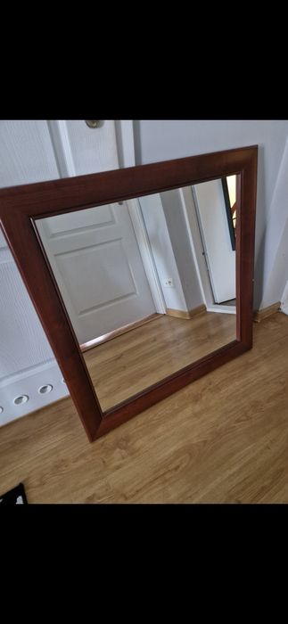 Duże lustro w drewnianej ramie