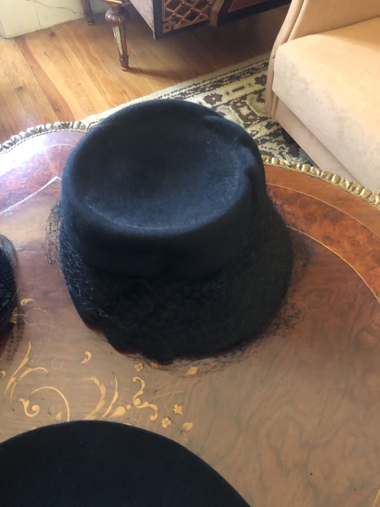Conjunto de chapeus de senhora e um de homem muito antigos
