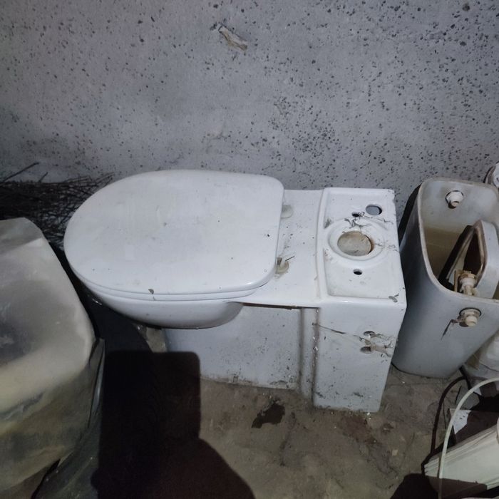 Унітаз з бачком і без