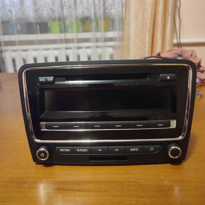 Штатна автомагнітола магнітола SWING з кодом